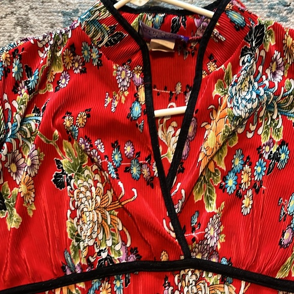 Vintage Floral Crinkle V-Neck Asian Print Top - Picture 6 of 14